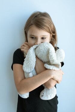 Femme En Chemise Noire Tenant Un Ours En Peluche Blanc