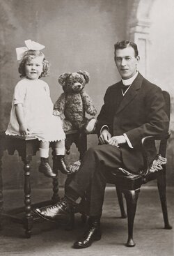 Photo En Niveaux De Gris De L'homme Et De La Fille