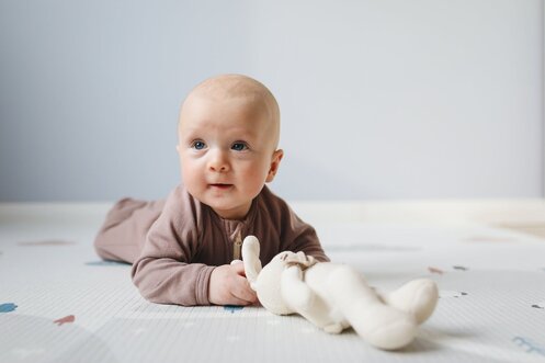 Photos gratuites de à l'intérieur, adorable, bébé