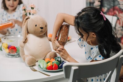Photos gratuites de assiette, bouteille en verre, chemise imprimée